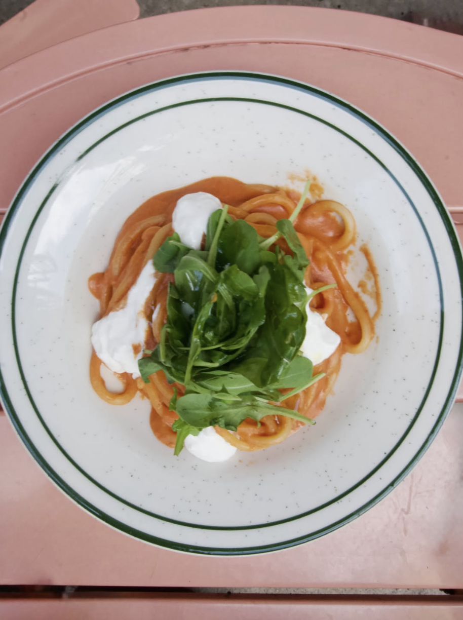 Bigoli alla Vodka con Burrata on a green-rimmed Bicchiere plate